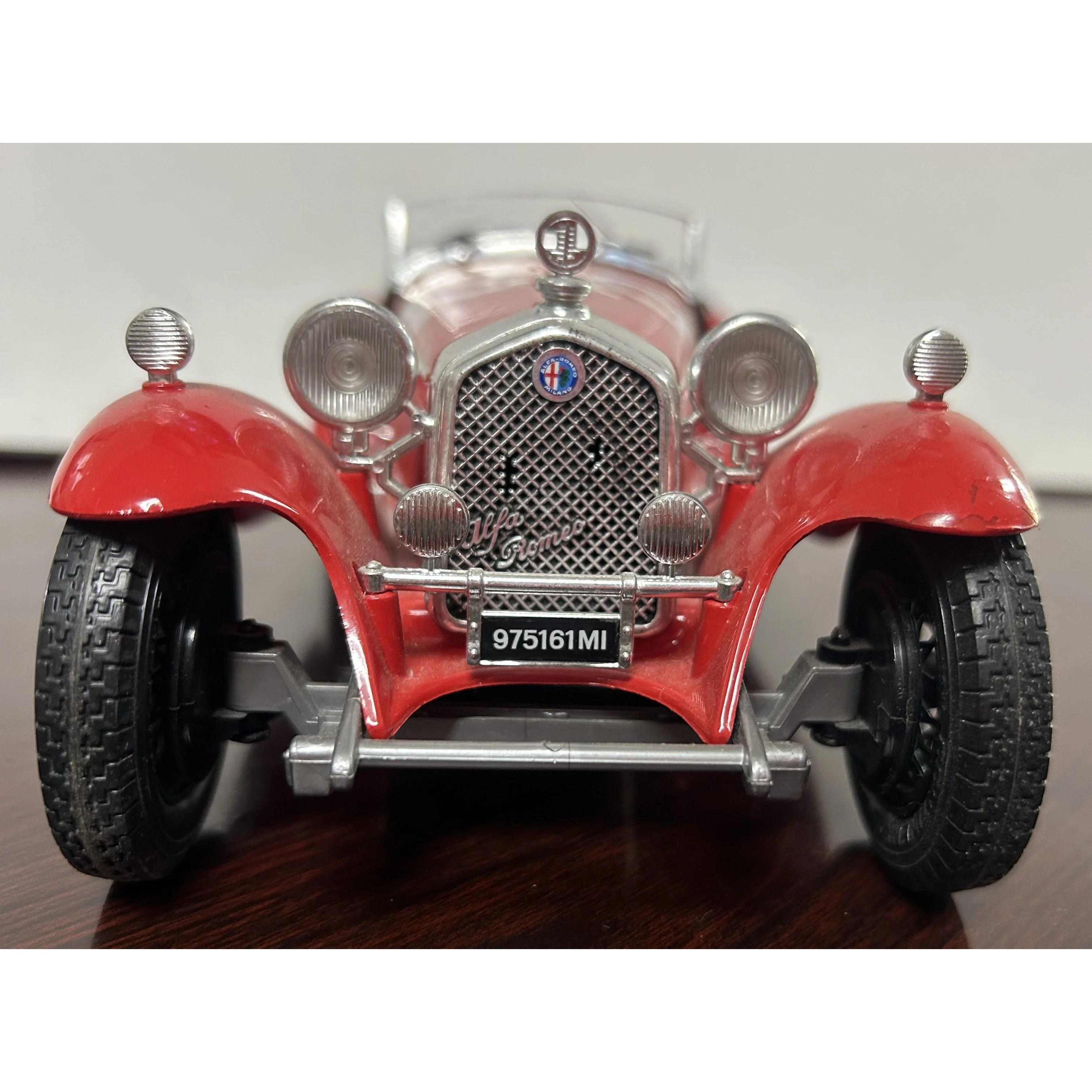 1/18 Scale Bburago 1932 Alfa Romeo 2300 Spider - Image 3
