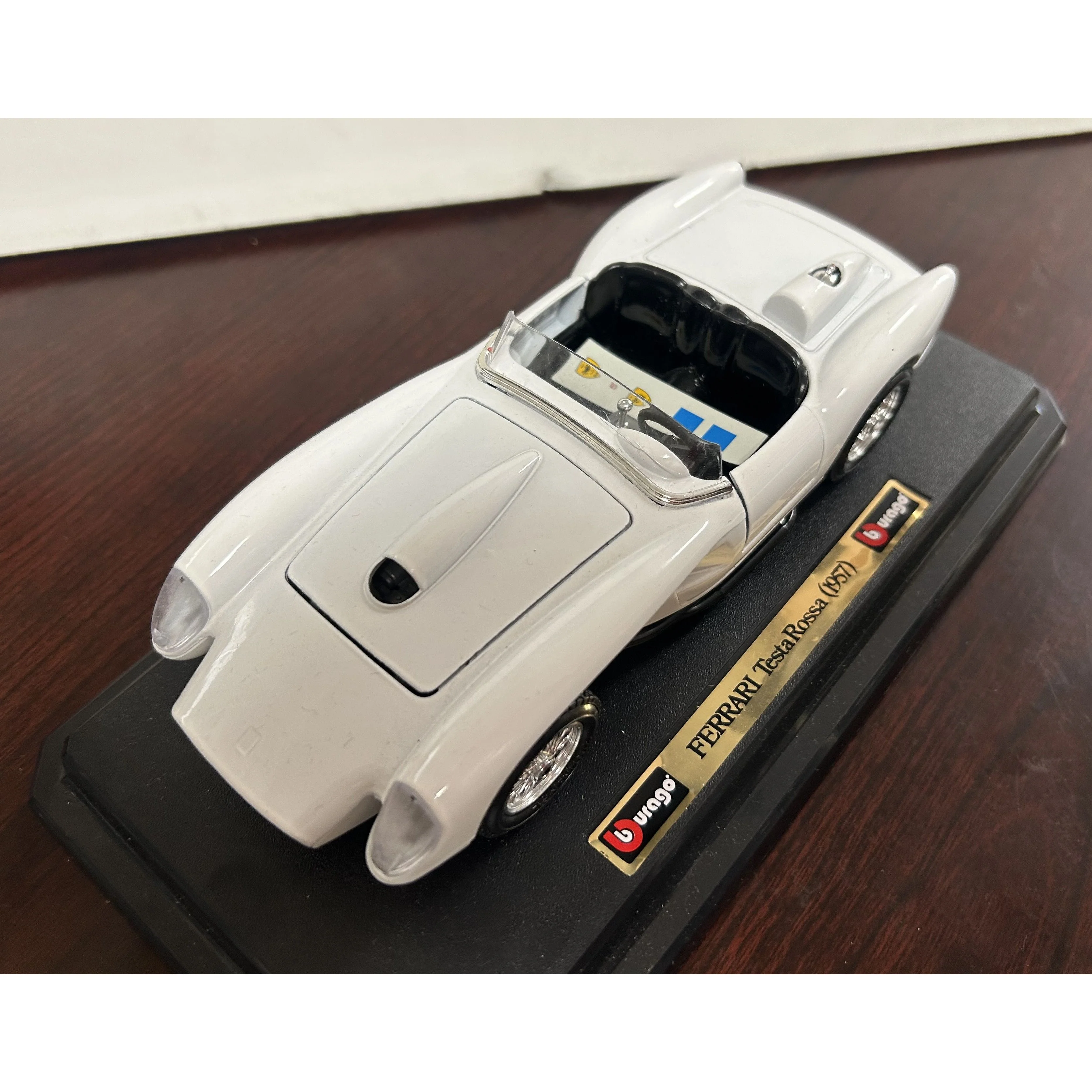 1/24 Scale Bburago 1957 White Ferrari Testarossa with N.A.R.T. Decals - Image 4