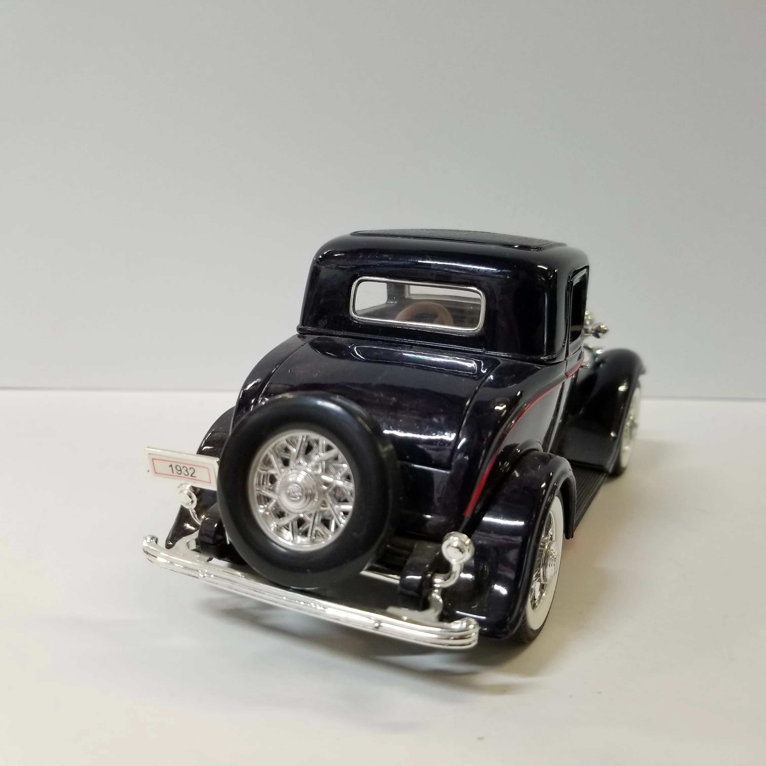 1/24 Scale Sunnyside SS7722 1932 Ford 3-Window Coupe - Image 3