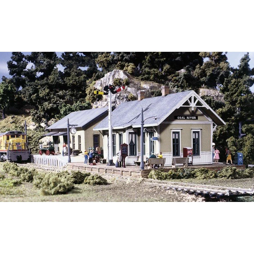 40500 HO KIT DPM Gold Coal River Passenger Depot