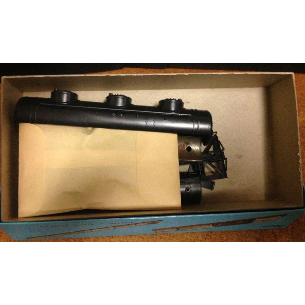 Athearn HO Scale Undercoated 3-dome Tank Car - Image 2