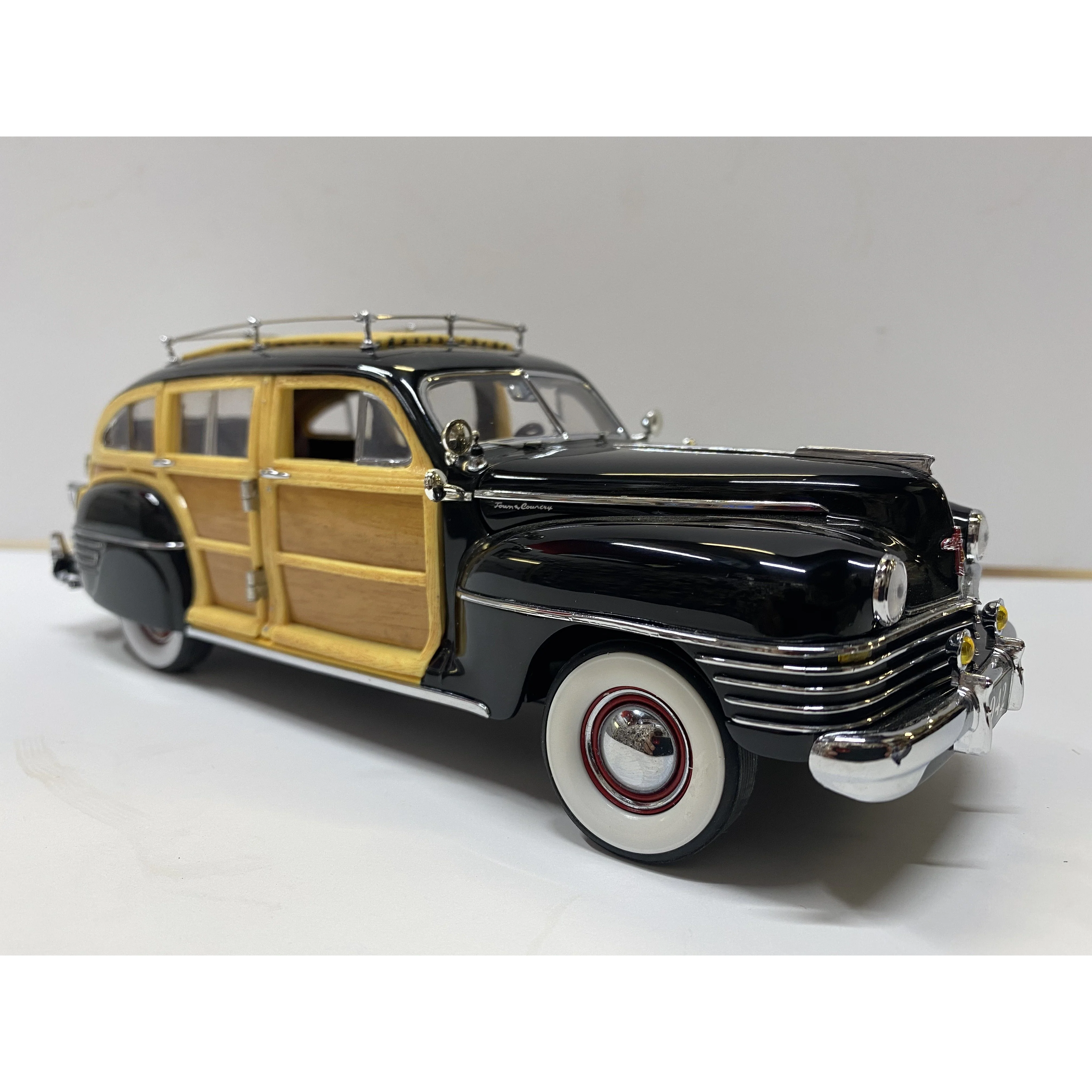 Danbury Mint 1942 Chrysler Town and Country - Image 3