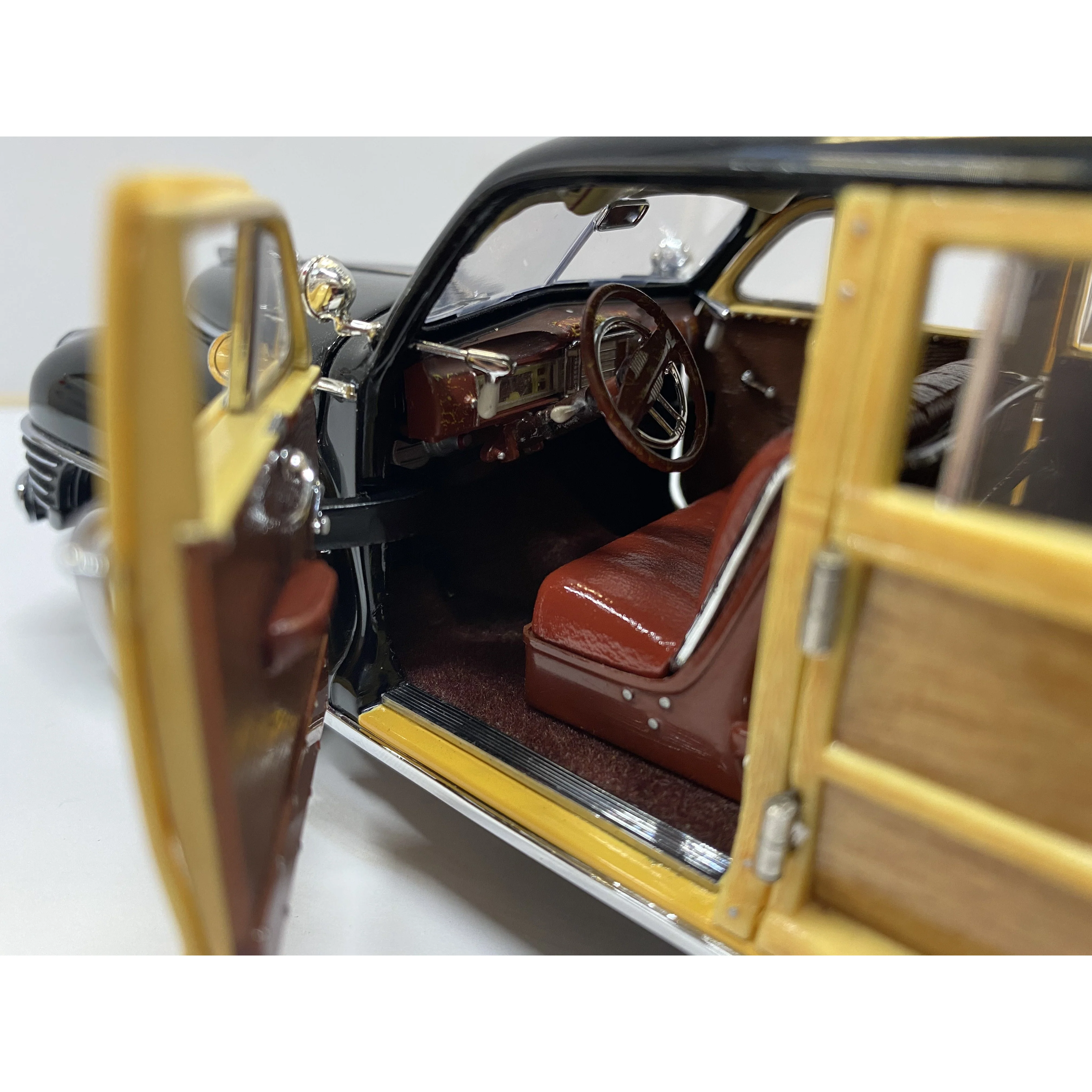 Danbury Mint 1942 Chrysler Town and Country - Image 4