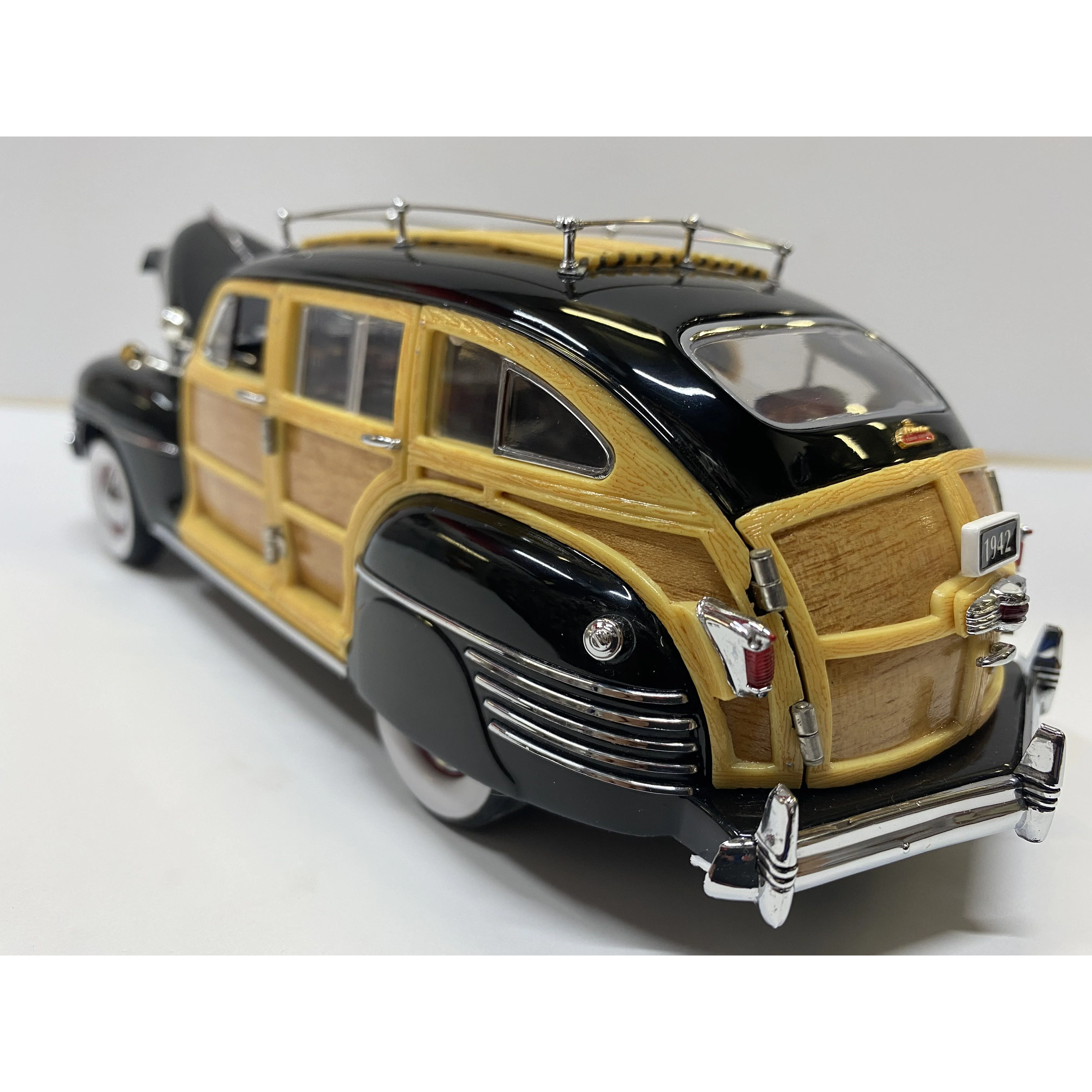 Danbury Mint 1942 Chrysler Town and Country - Image 5