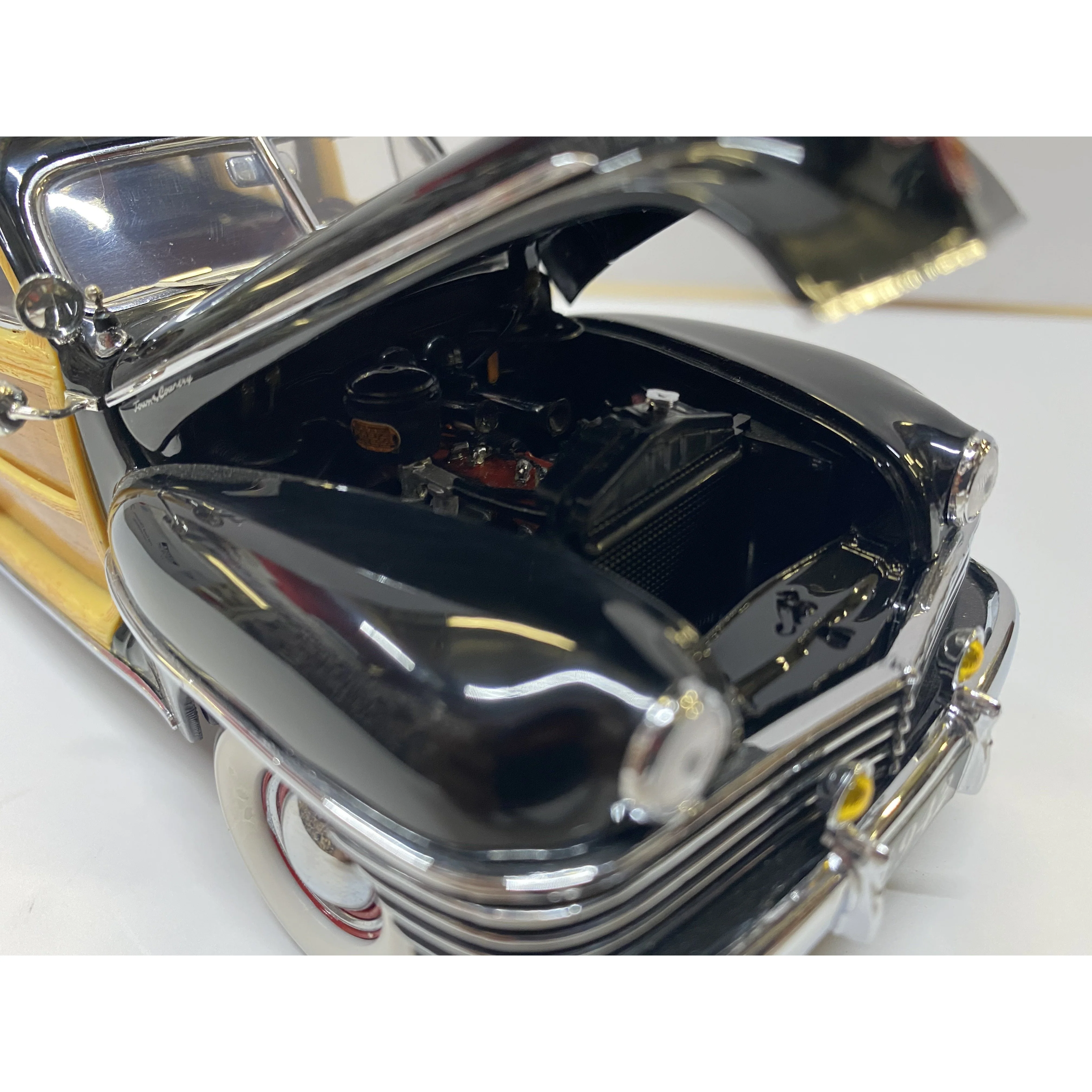 Danbury Mint 1942 Chrysler Town and Country - Image 6