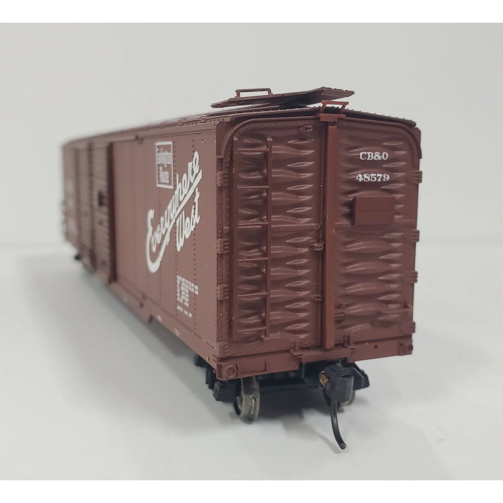 HO CB & Q 48579 Burlington Route Reefer Car - Image 2