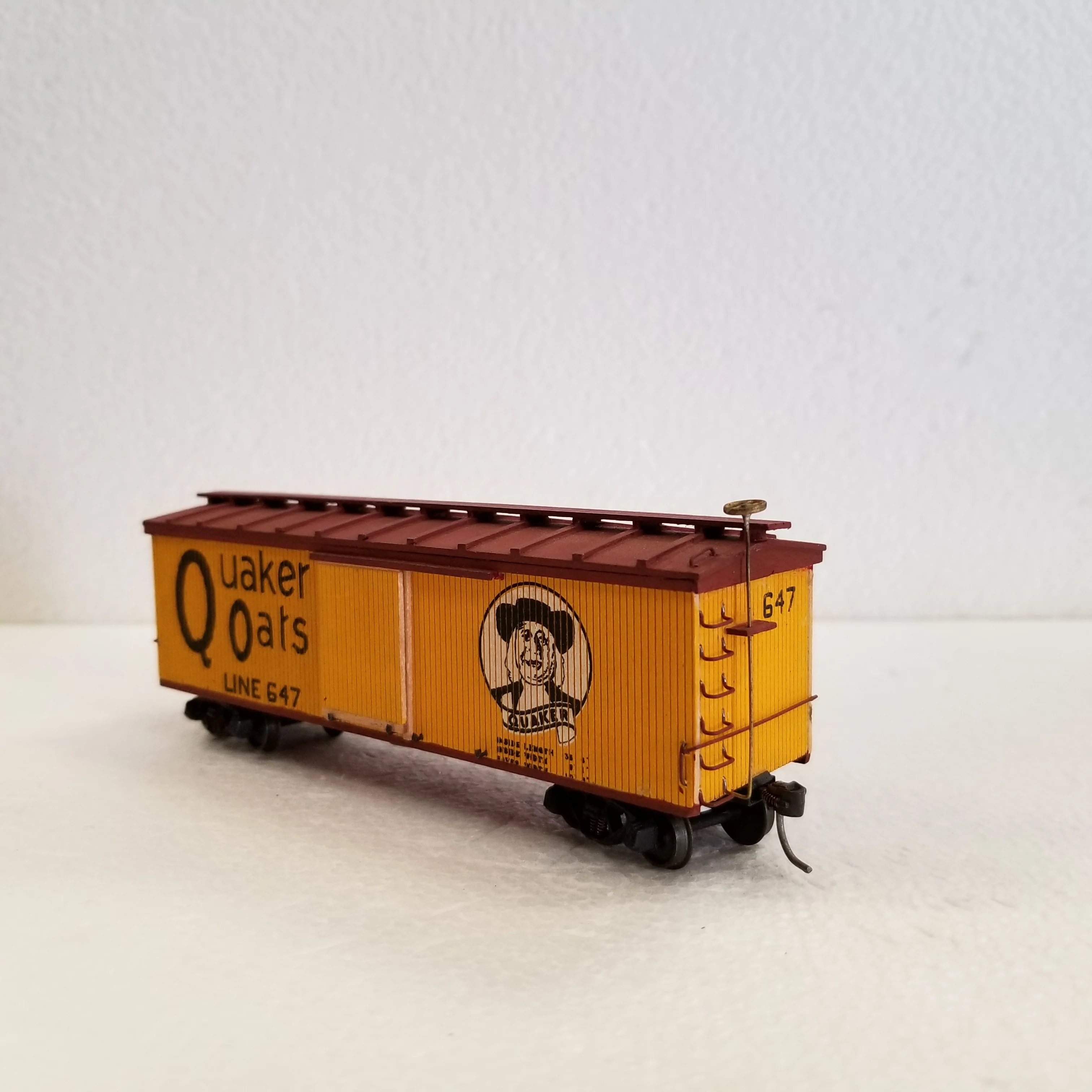 HO Scale Main Line Models 37' Quaker Oats Box Car - Image 2