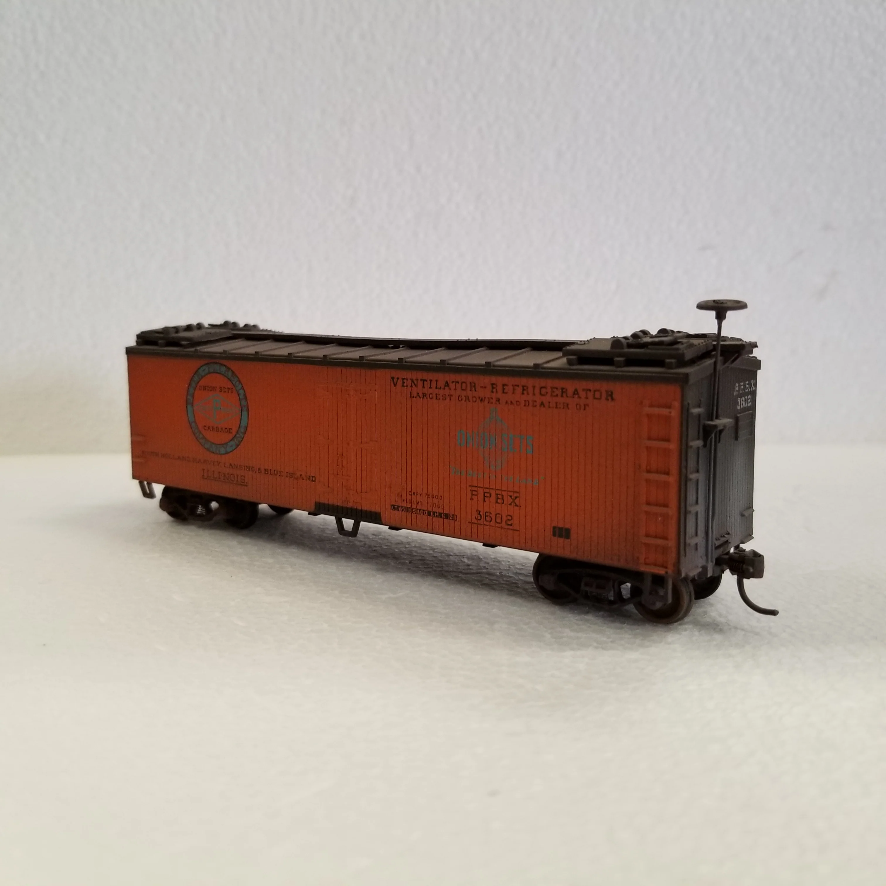 HO Scale Roundhouse Illinois Refrigerator Car - Image 2