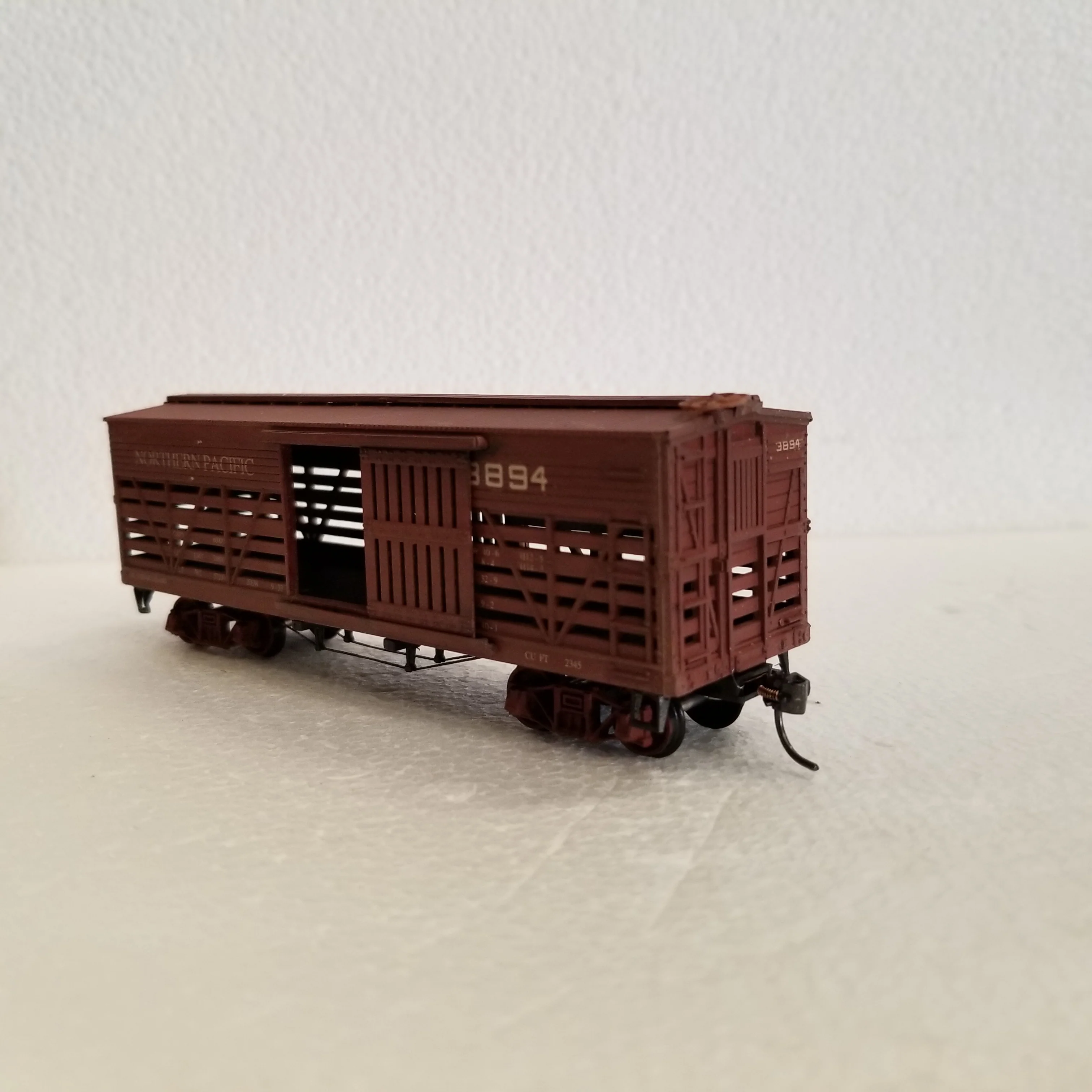 HO Scale Roundhouse Northern Pacific Stock Car No.3894 - Image 2
