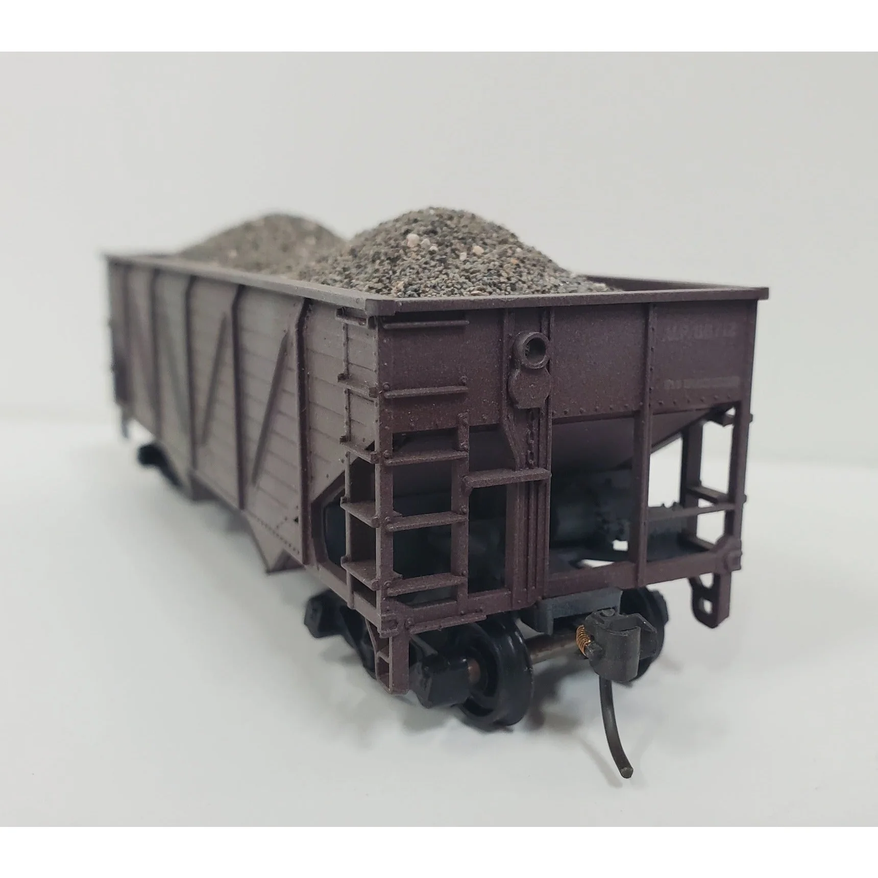 HO Union Pacific 88712 Hopper with Gravel Load - Image 2