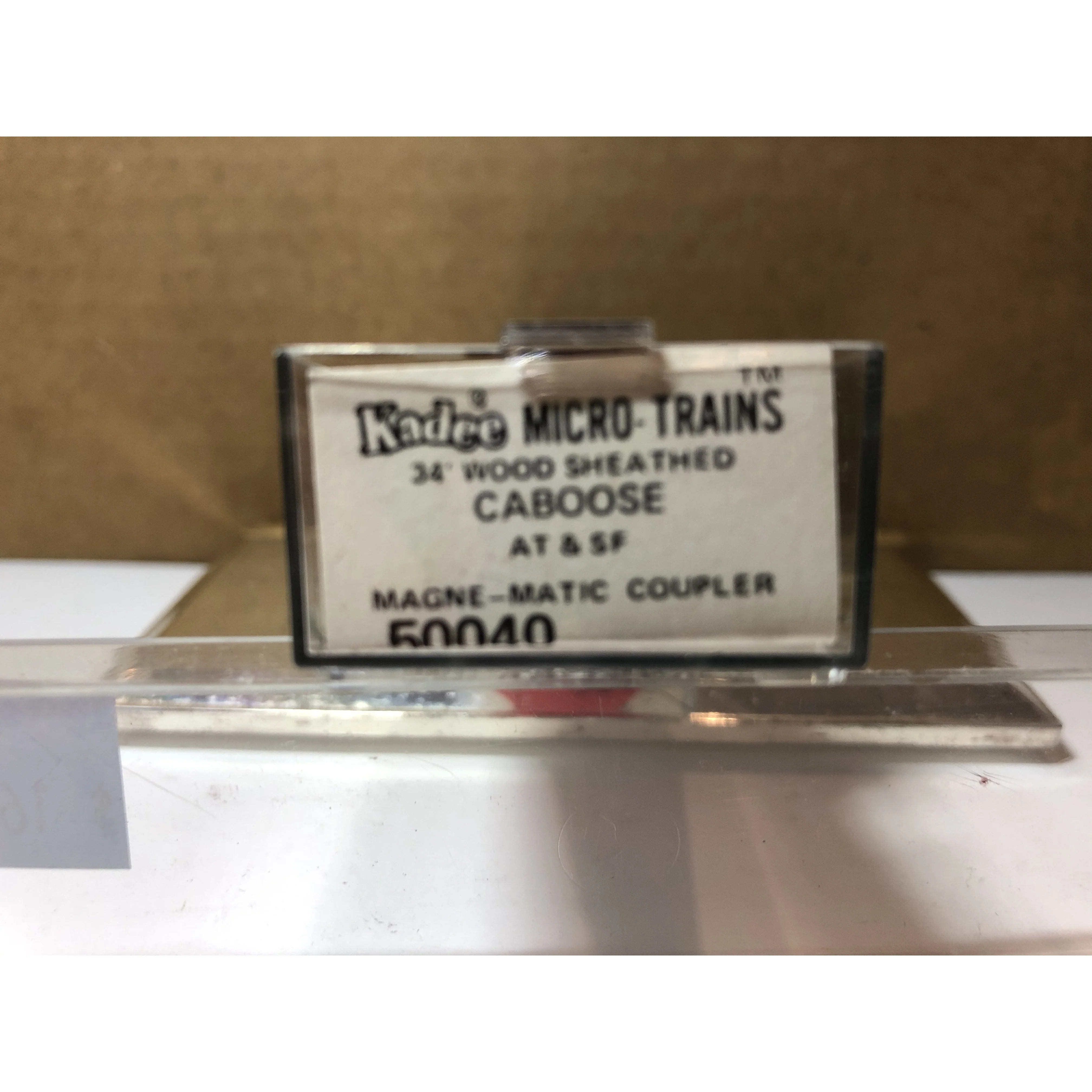 N Scale Kadee 50040 ATSF 34' Wood Sheathed Caboose - Image 2