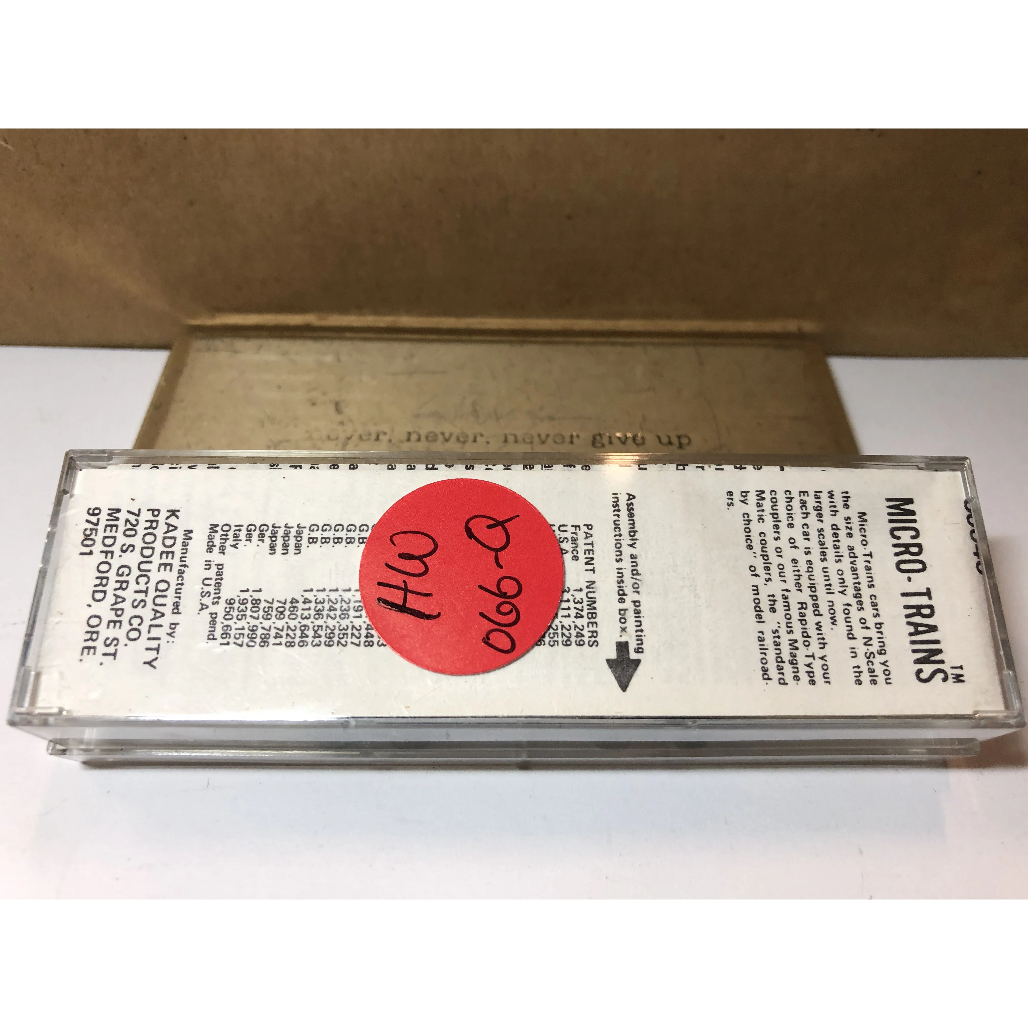 N Scale Kadee 50040 ATSF 34' Wood Sheathed Caboose - Image 3